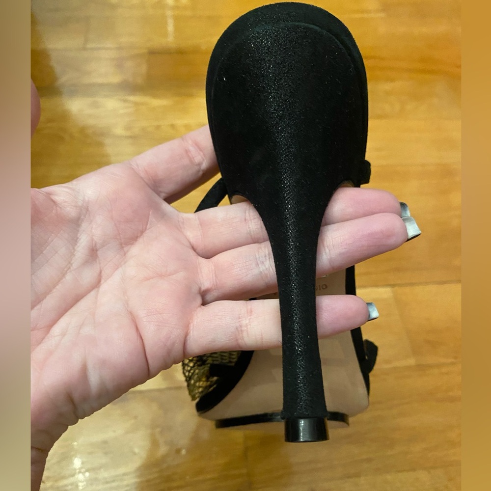 Elegant Black and Gold Women's Heels - Picture 8 of 11
